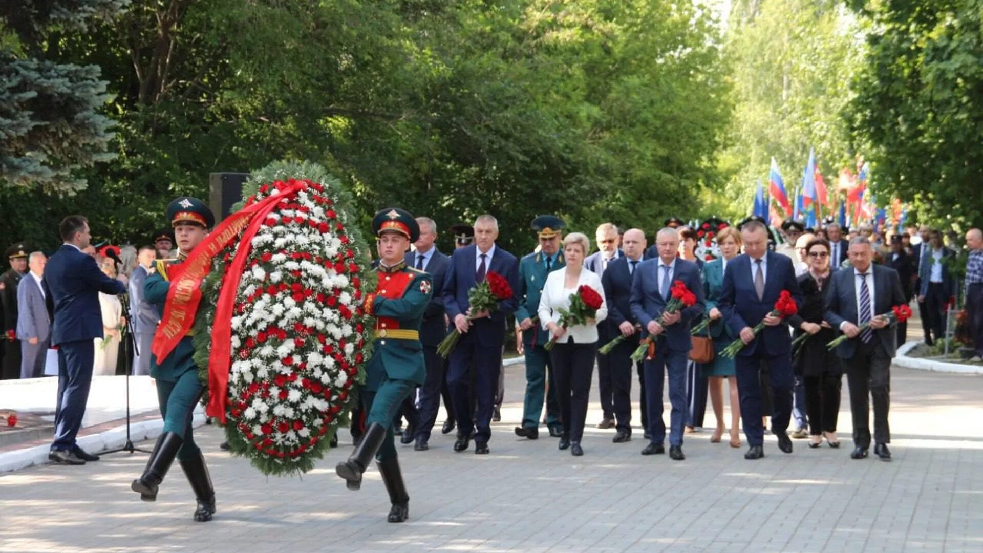 Возложенные цветы. Перелюб памятник воину освободителю. Возложение цветов к братской могиле. Вечный огонь электросталь. 22 июня возложили цветы к памятнику.