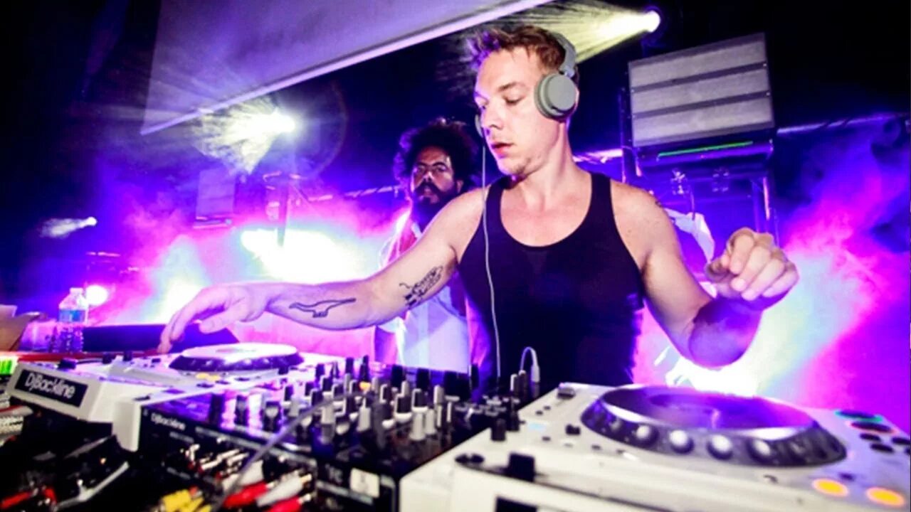 Дипло диджей жена. Ночной клуб диджей. Дискотека 2023 диджеи. Диджей вечеринка. Martin garrix tomorrowland 2022.
