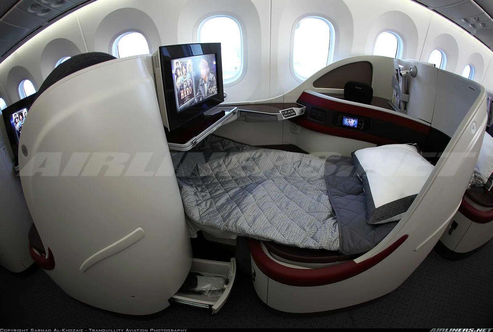 First class 8. Dreamliner boeing-787 qatar. боинг 787-8 катарские авиалинии. qatar airlines boeing 787 -8 business class. dreamliner boeing-787 бизнес класс.
