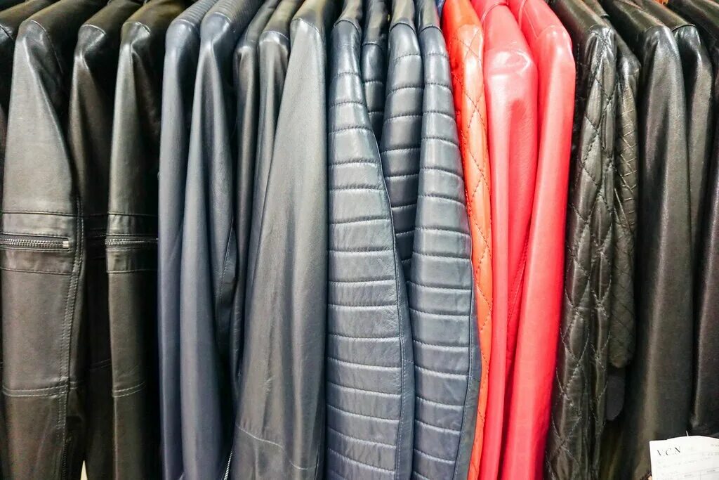 магазин кожи. турецкий магазин кожи магнолия в сочи. магазин кожаной одежды в москве. магазины кожи каталог. кожевенный магазин.