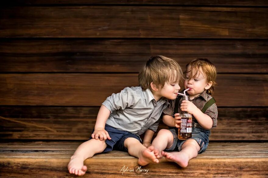 Два мальчика. Фотосессия двух братьев. Два мальчика на берегу. Moms boys фото. Mom and two brothers.