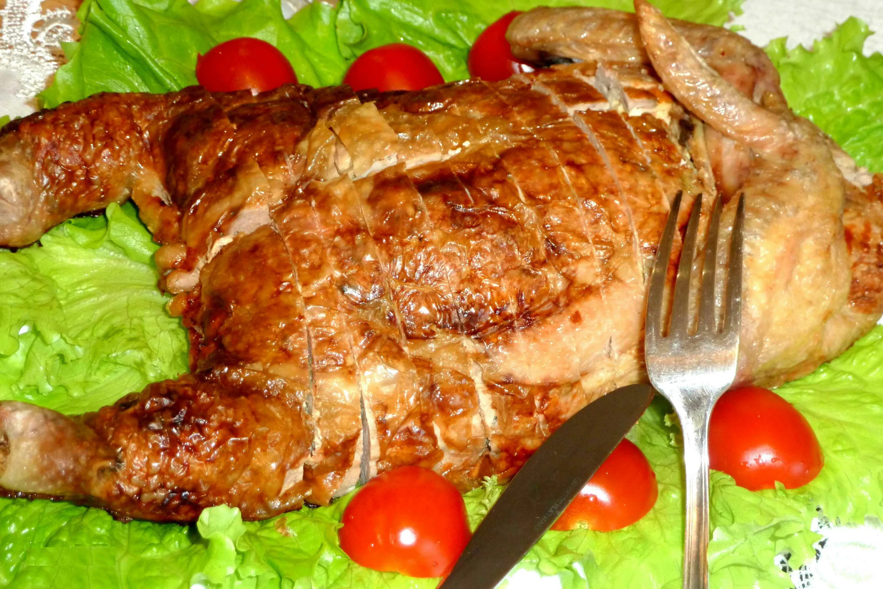 Праздничная курица фото. Курица на праздничный стол. блюда из курицы на праздничный стол. курица на горячее на праздничный стол. красиво украсить курицу на праздничный стол.