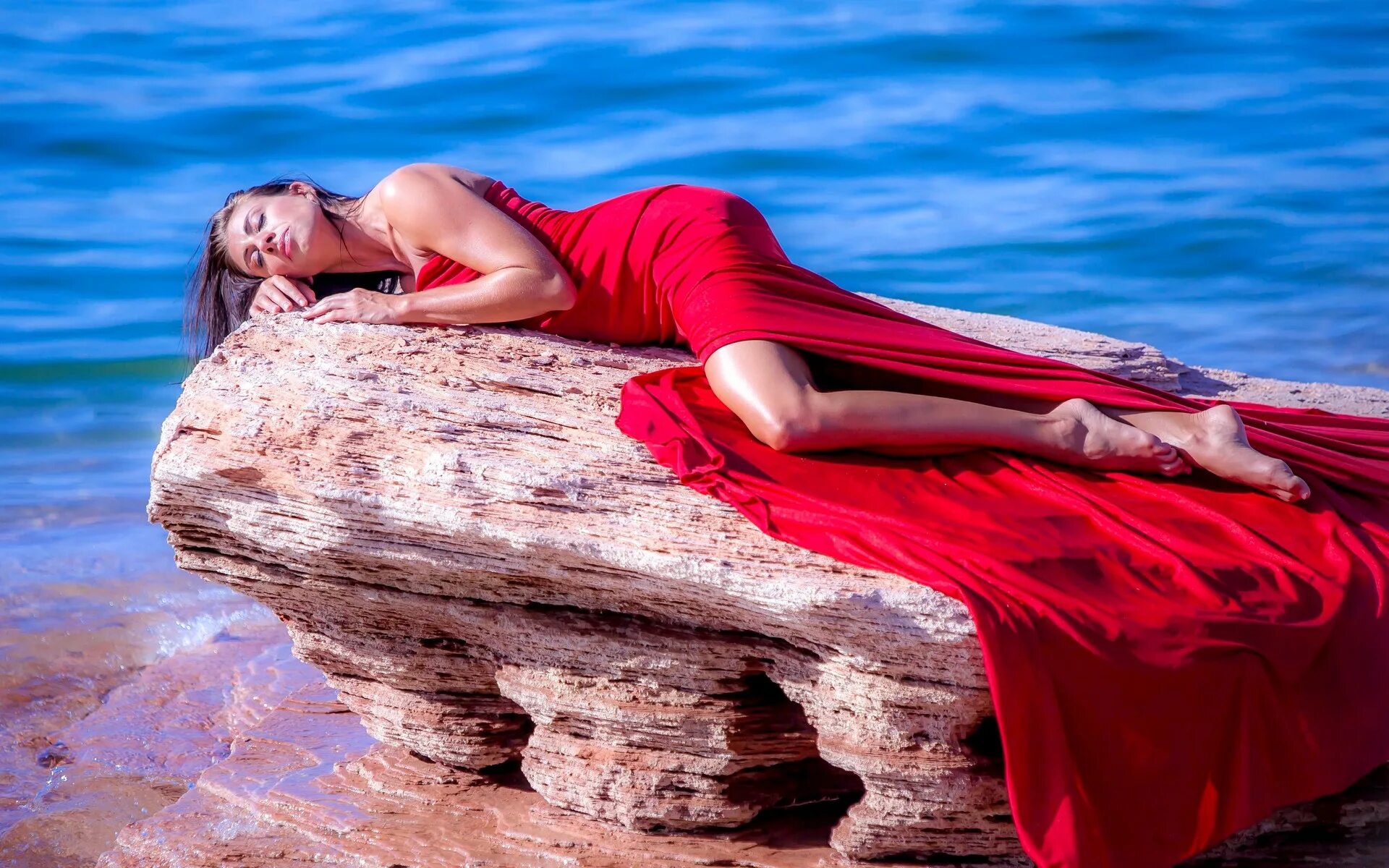 Девушка-море. Девушка в Красном на море. Красивая женщина на скале. Девушка в голубом платье на море.