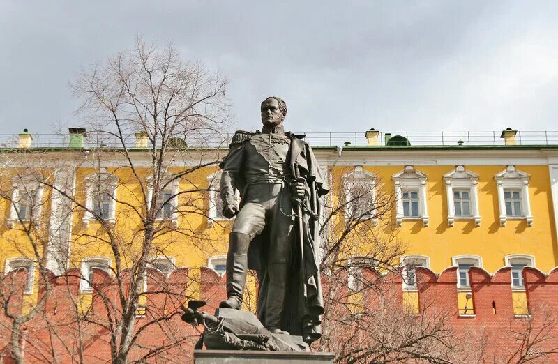 Памятник александру первому. Александровский сад памятник Александру Москва. Памятник Александру 1 в Москве. Памятник Александру 1 в Александровском саду. Москва Александровский сад памятник императору Александру i.