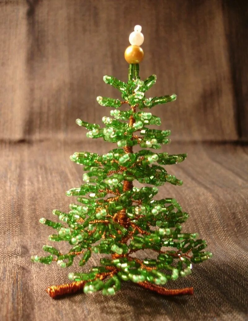 Елка из проволоки с бусинами. Елка из бисера маленькая. Елочки из бусинок своими. Как сделать елку из бусин. Ель из бисера.