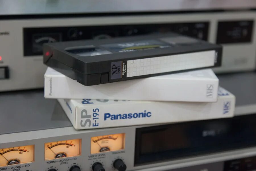 Кассеты для видеомагнитофона. Sony DVD - VHS оцифровка. Кассета видеомагнитофона 2d. Видеомагнитофон и видеокассета. Видеокассета видеомагнитофонная.