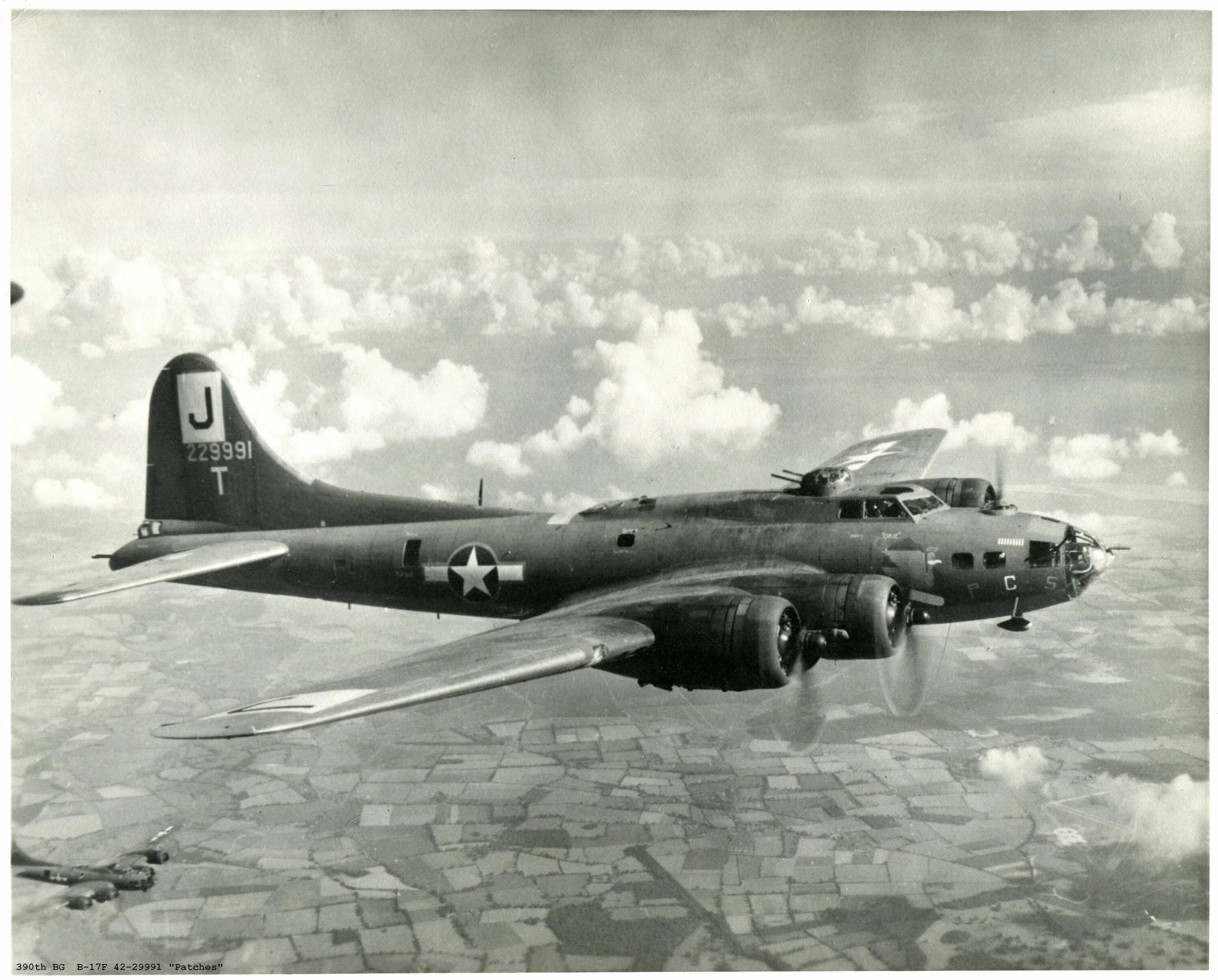 Б 17 кг. Boeing b-17f. B 17 бомбардировщик. Боинг б 17. Бомбардировщик б-17 летающая крепость.