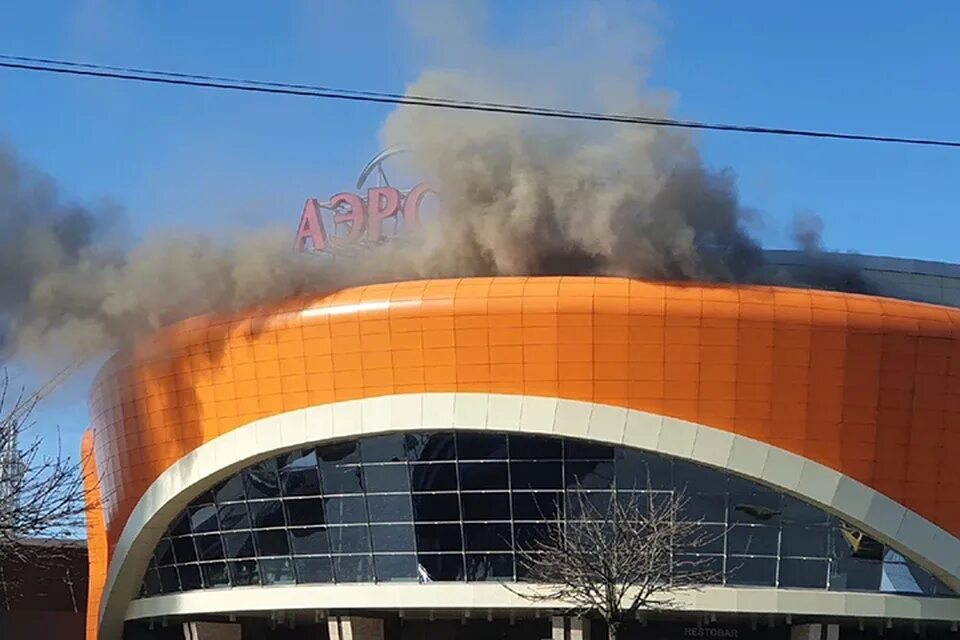 Сходить брянске. Аэропарк Брянск 2022. Загорелся Аэропарк Брянск. Пожар в аэропарке Брянск. Аэропарк Брянск пожар.