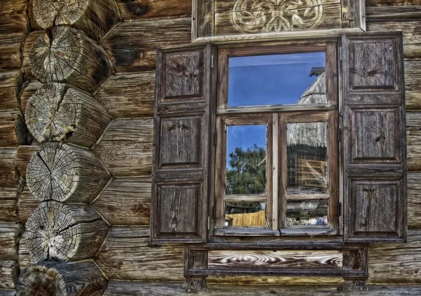 Окна старинный дом. Старые Деревенские окна. Окно деревянное старинное. Старинные деревянные дома. Окна старых деревянных домов.