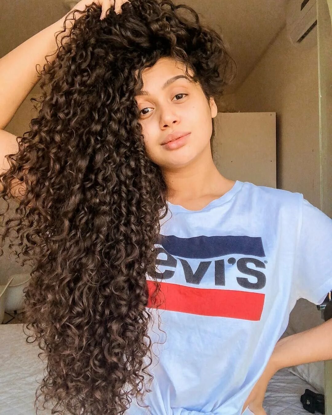 Кудрявая девушка. Прическа после косичек. Сенегальские афрокудри. Прически на кудрявые волосы. Кудрявые косички.