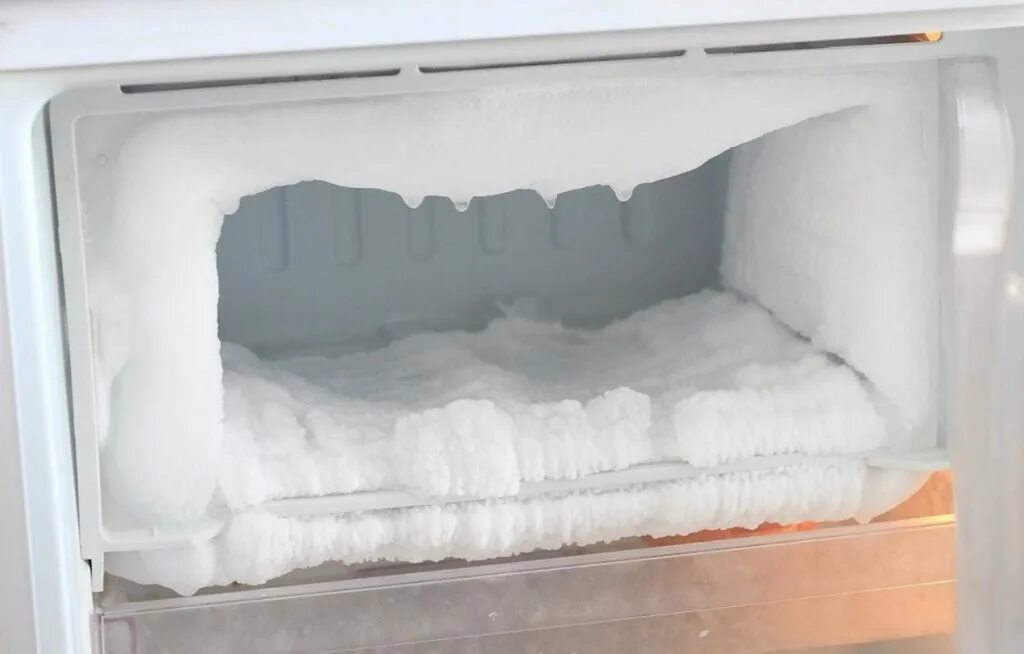 Почему под морозильным ларем вода