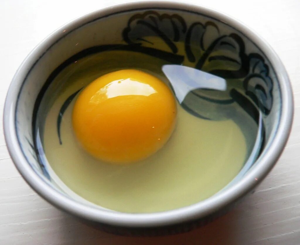 Сырое яйцо. Тарелка для яиц. Сырые яйца в тарелке. Яйца в сыром виде. Для чего пьют сырые яйца