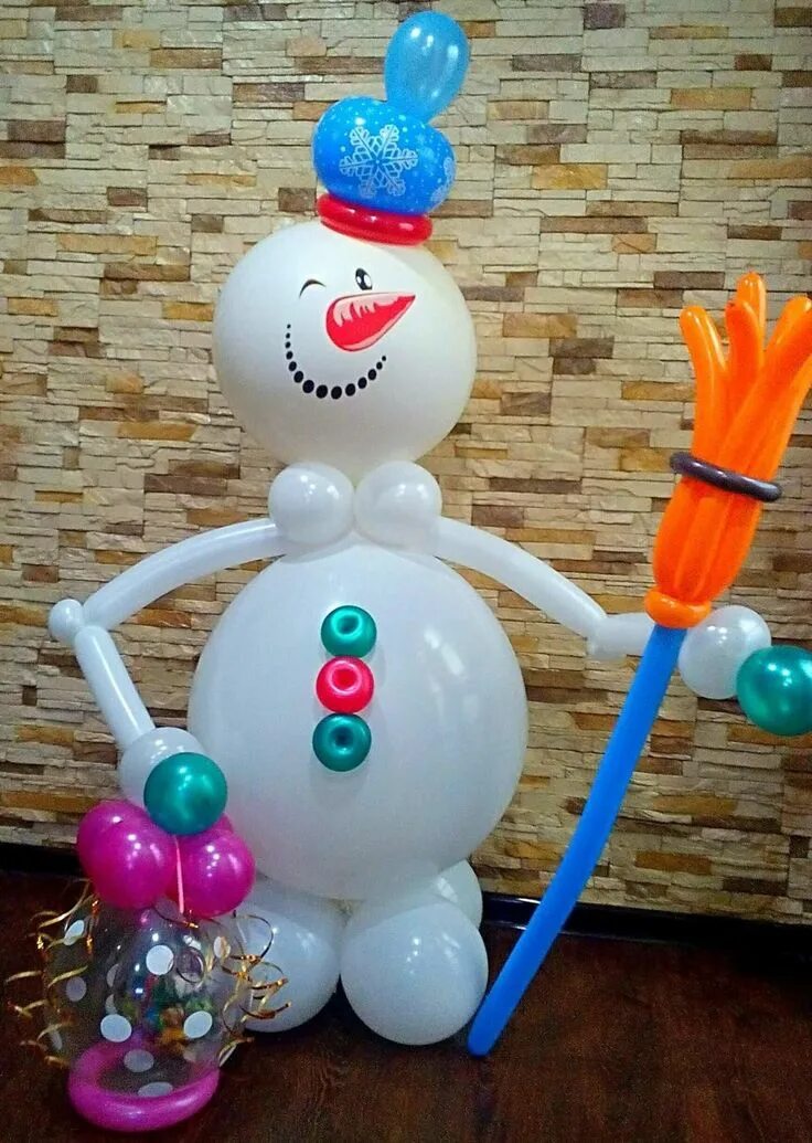 Снеговик шаров. Снеговик из шаров. Снеговик из шариков воздушных. Снеговики из надувных шаров. Снеговик большой из воздушных шаров.