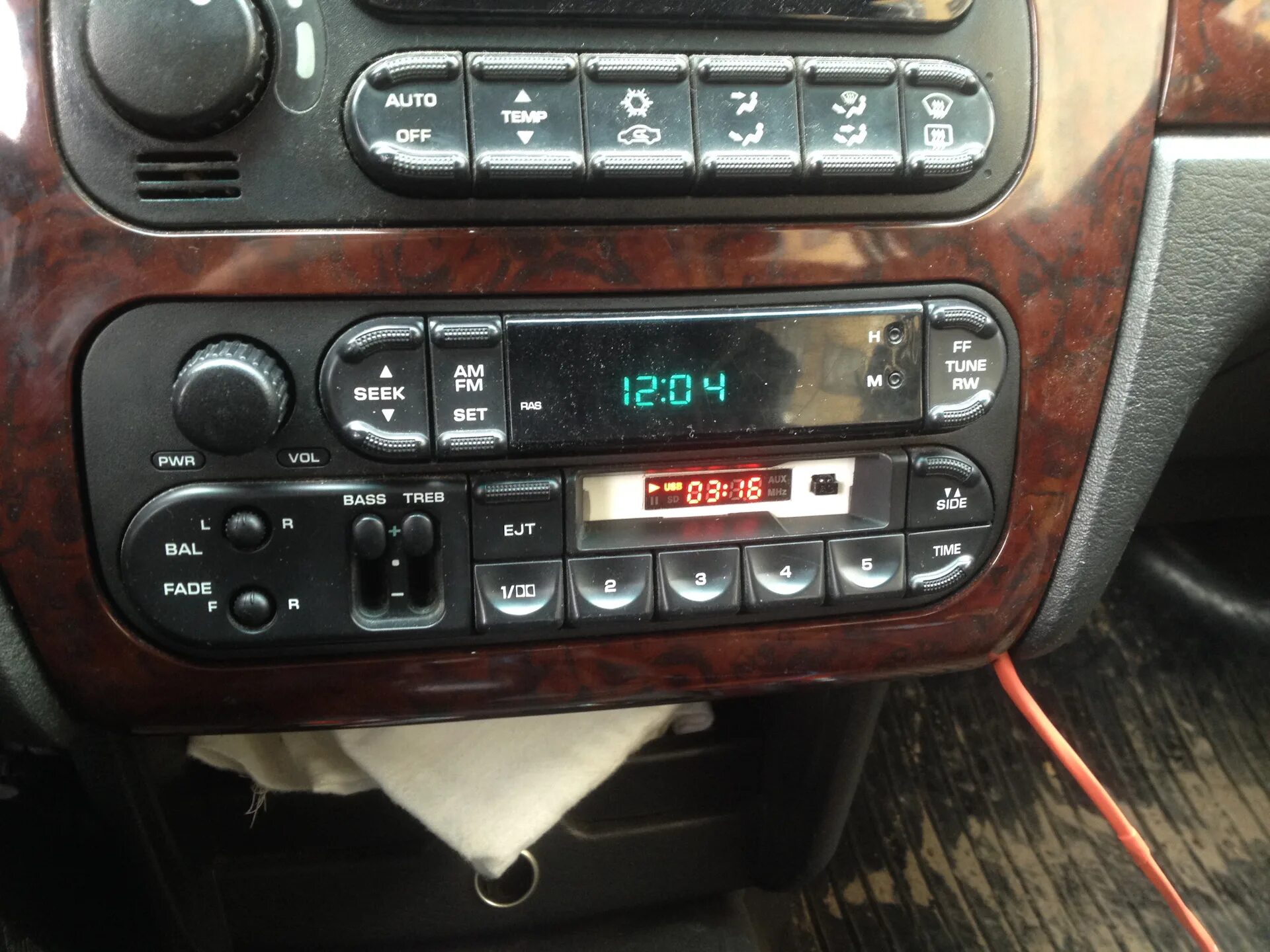 Штатная магнитола intrepid 1. Магнитола додж стратус 2. Магнитола dodge stratus 2. Стерео магнитола крайслер 97 год. Dodge stratus магнитола.