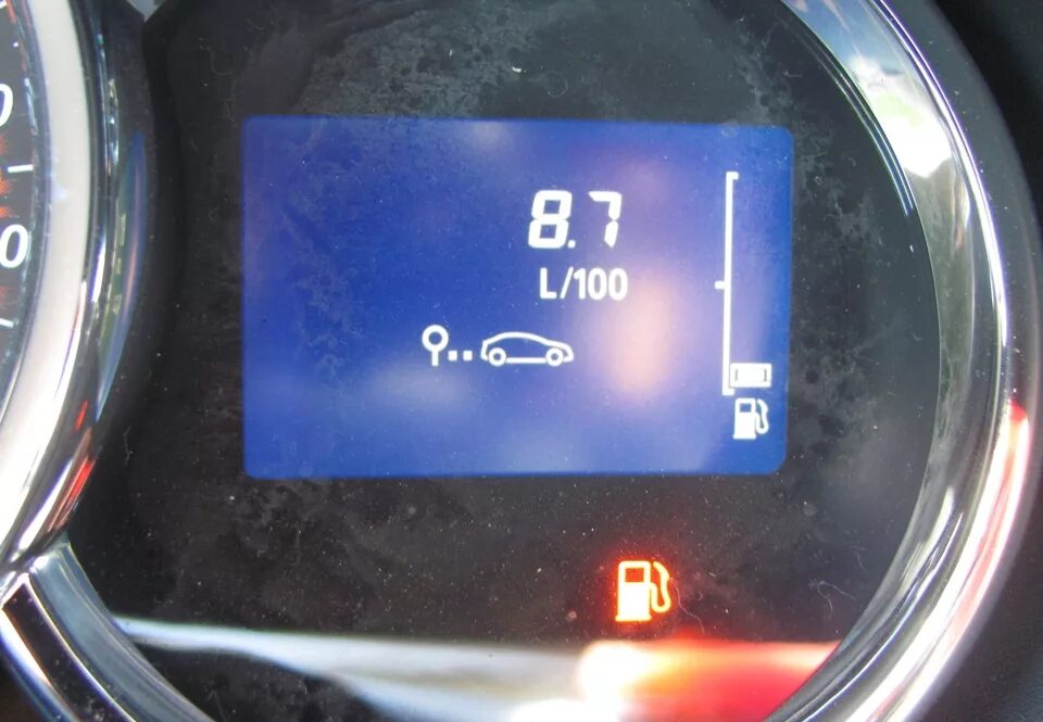 Рено сандеро сколько литров. Шкала бензина Логан 2. Шкала топлива Рено Логан 2. Рено Логан 2 показатель топлива. Индикатор остатка топлива Renault Duster 2012.
