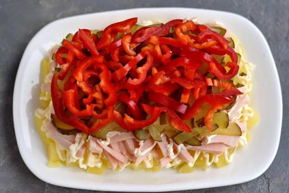 Салат розовый фламинго. Салат розовый фламинго с кальмарами. салат розовый фламинго с помидорами и крабовыми палочками. красный и розовый салат.
