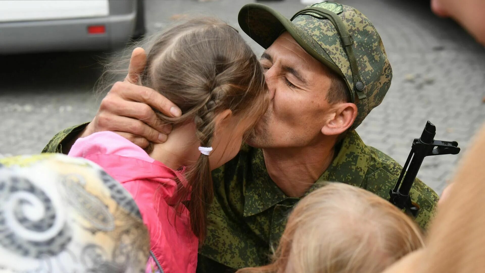 Семья военного. Военный с ребенком. Семья военнослужащего. Российский военный с ребенком.