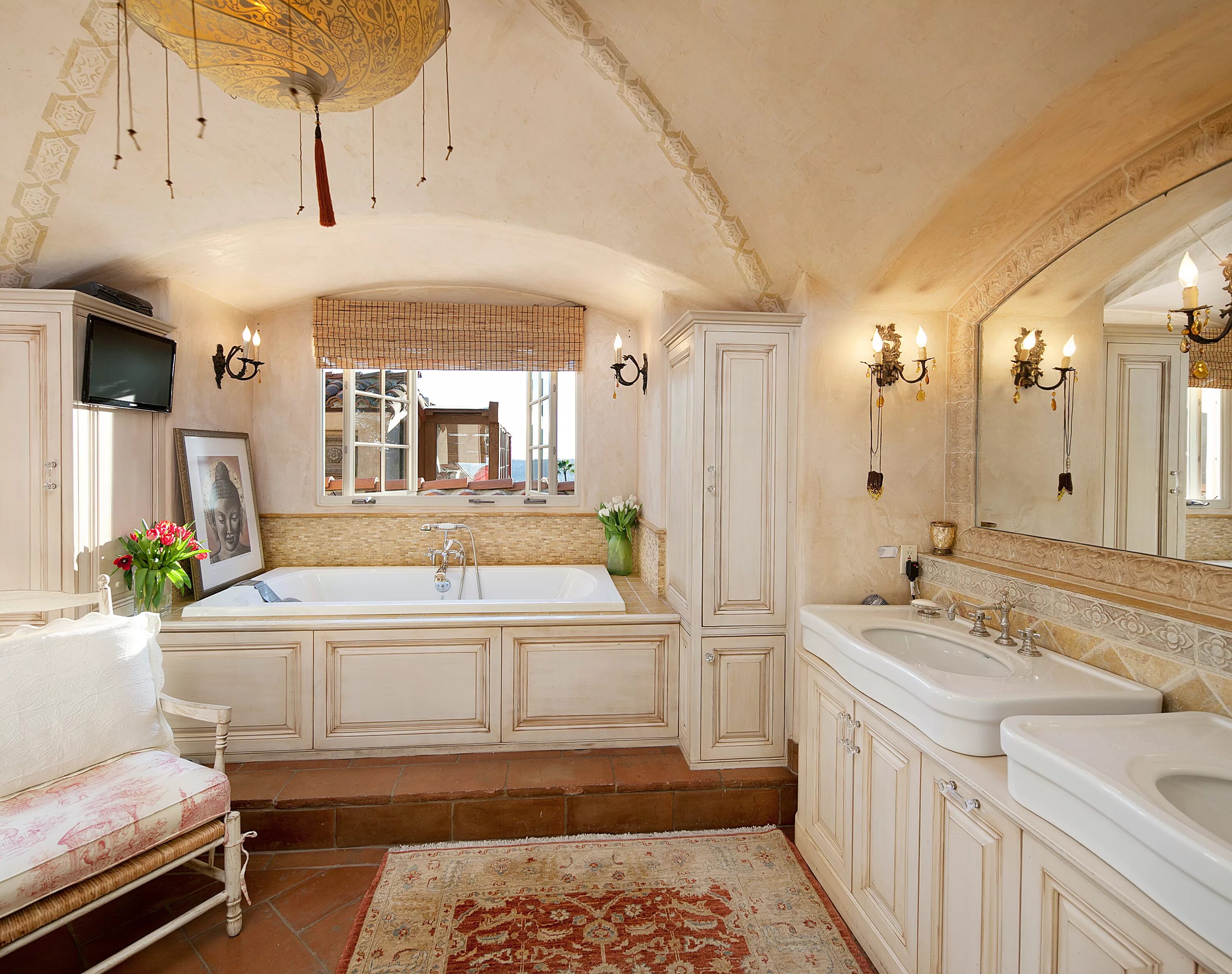 Ванная в итальянском стиле. Ванная в средиземноморском стиле. Испанский стиль в интерьере ванной. Уютная ванная комната.