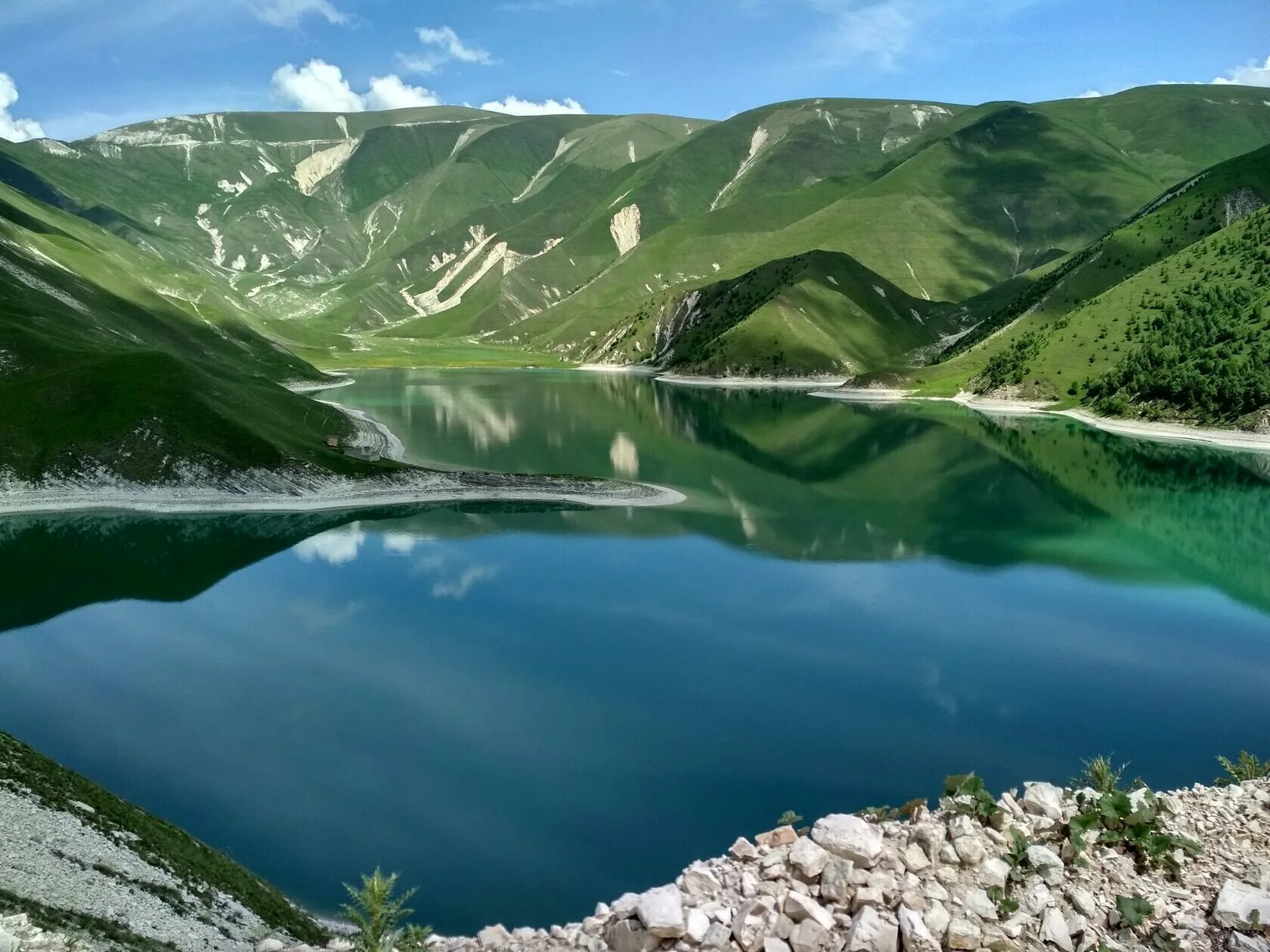 Казеной-ам озеро. Озеро Кезеной-ам Чеченская Республика. Озеро в Чечне Кезеной. Озеро Кезенойам Дагестан.