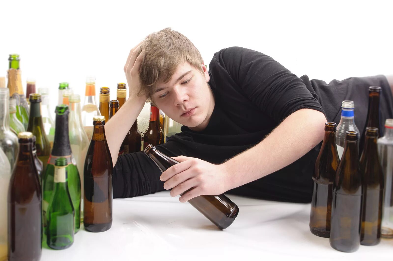Мужчина злоупотребляет алкоголем. Молодежь с пивом. Алкоголизм молодежи.
