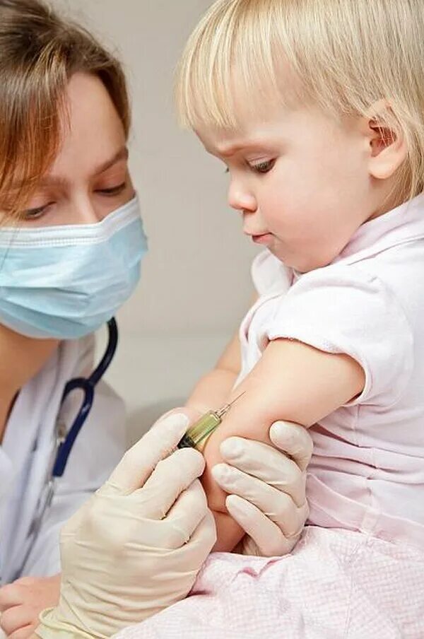Вакцины в детских поликлиниках. Вакцинация детей. Прививка детям. Ребенку делают прививку. Иммунизация детей.