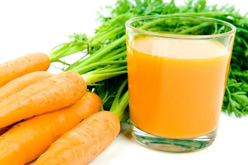Морковный сок. Морковь сок. Свежевыжатые соки морковный. Морковный сок для детей.