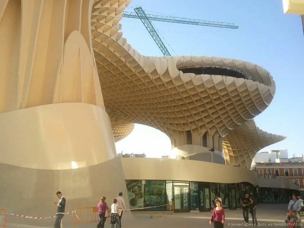 Metropol parasol севилья испания 2011 архитектор. Научно-исследовательский центр биоархитектура тайвань архитектура. Метрополь парасоль севилья испания. Самые самые сооружения человека. Гигантские сооружения.