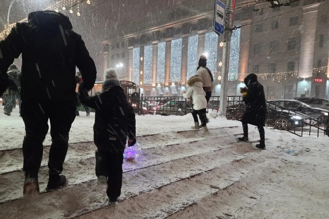 Отменили ли сегодня мероприятия. Гололед. Люди после новогодних праздников. Новогодние фото, 2023 года с людьми. Площадь Ленина Новосибирск новый год люди.