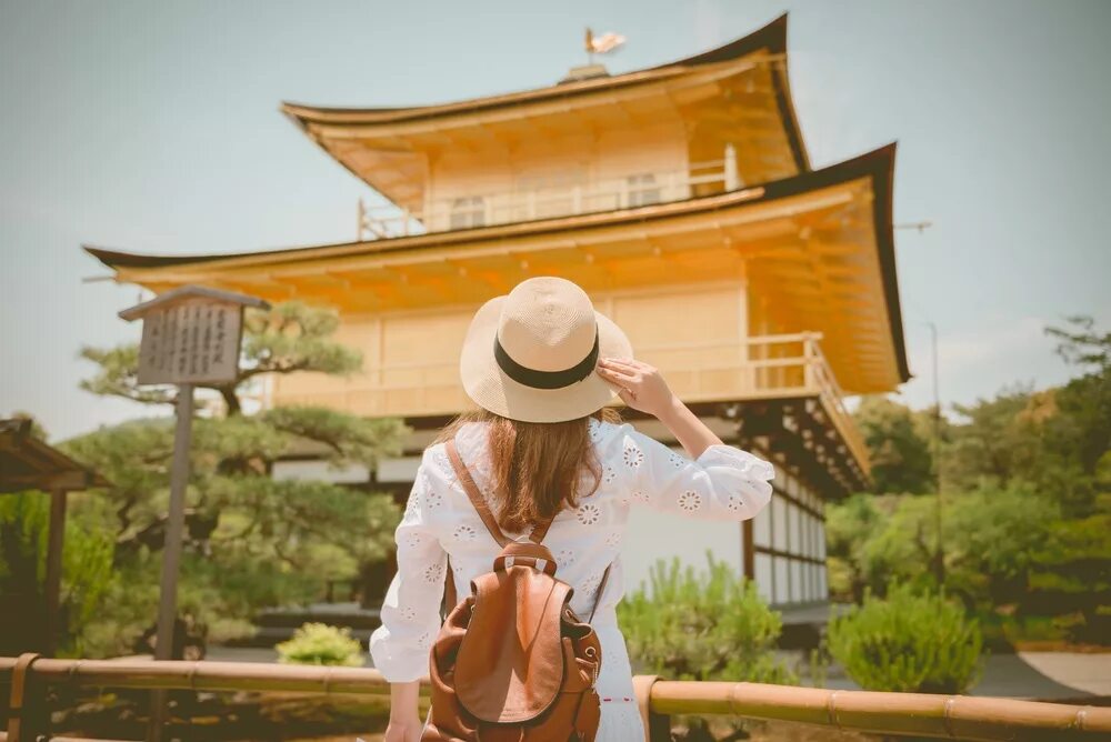 Japan tourist. Киото для туриста. Иностранные туристы в японии. Япония туризм. Киото (город в японии) фестиваль фейерверков.