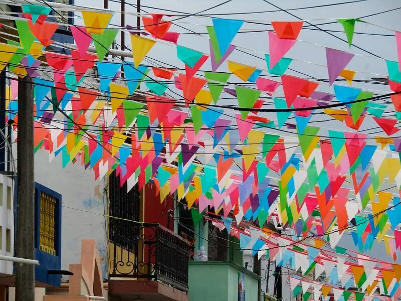 Color street. Украшение флажками на улице. Праздничное украшение улиц. Украшение праздника разноцветными флажками. Цветные флажки.