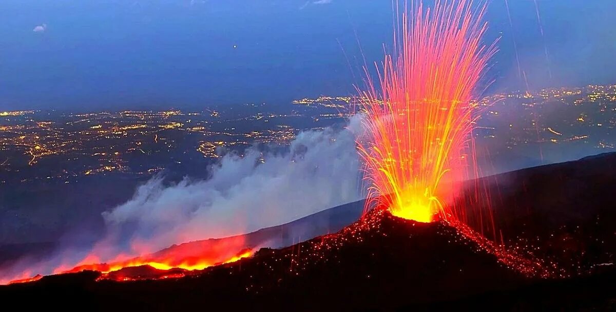 Вулкан Этна в Италии. Этна Сицилия. Вулкан на Сицилии. Извержение вулкана Этна. Действующий вулкан на сицилии