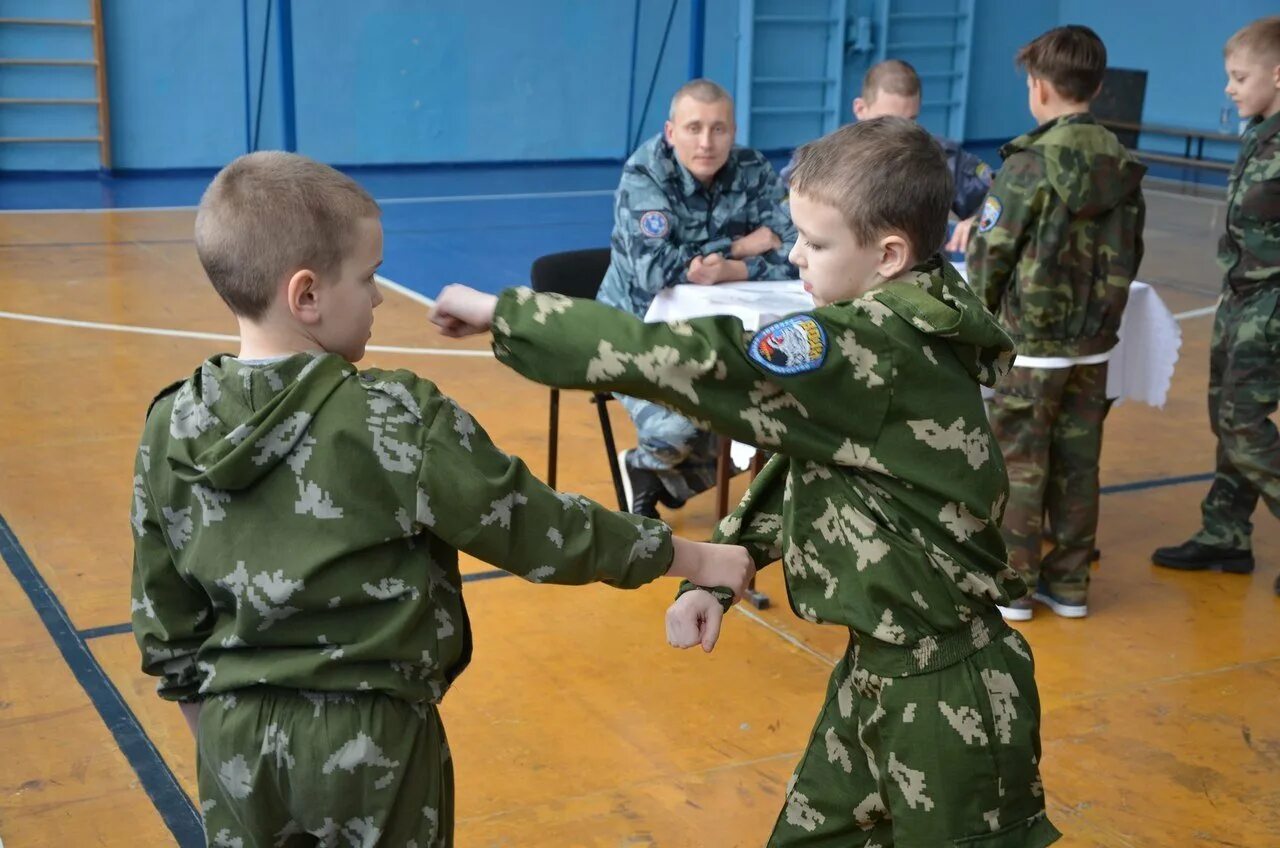 Тренировка солдат. Заняться армейский. Учебные занятия в воинской части. Учебные занятия военнослужащих. Занятия на военной кафедре.