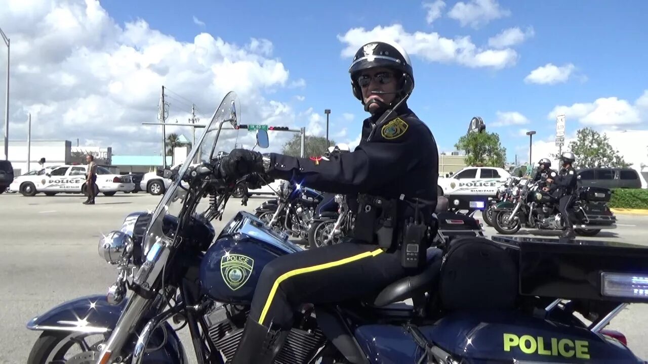 Honda today police. Американские полицейские на велосипедах. Инспекторы гибдд балашиха. Rode police. Rode police.