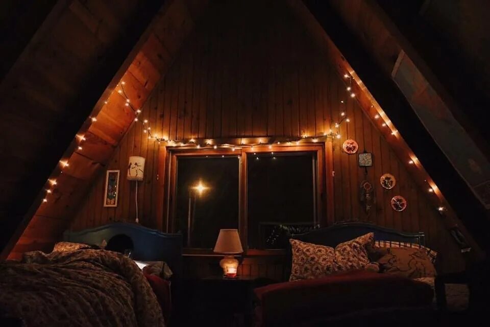 комната ночью. комната с кроватью и окном ночью. комната эстетика. комната вечером. уютная комната в темных тонах.