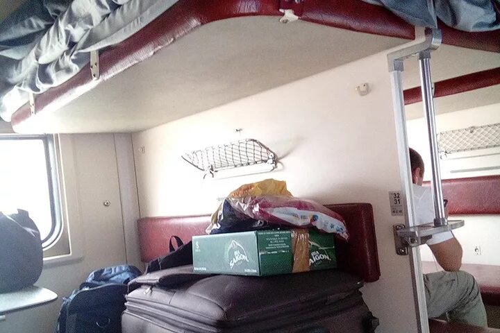 Багаж в поезде сколько можно. Верхняя полка в поезде плацкарт. Полка для багажа в поезде. Полки для багажа в купе. Багажные полки в электричках.