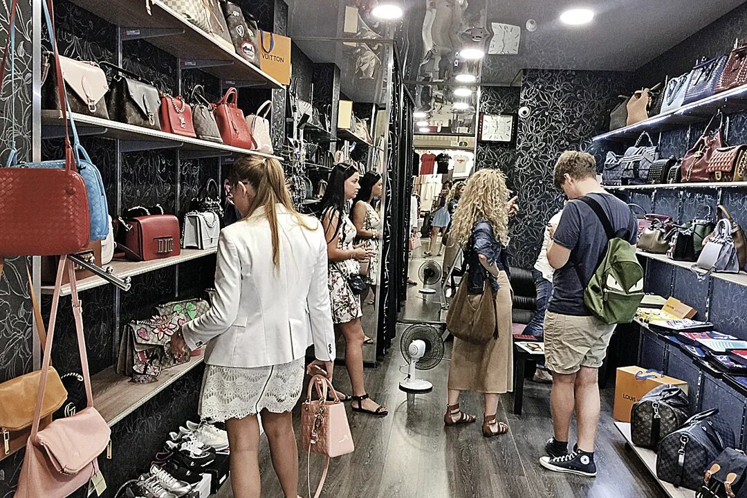 Магазин спортивных брендовых вещей. Магазины реплики одежды. Брендовая одежда магазин. Магазин копий брендовой одежды. Магазин мужской брендовой одежды.