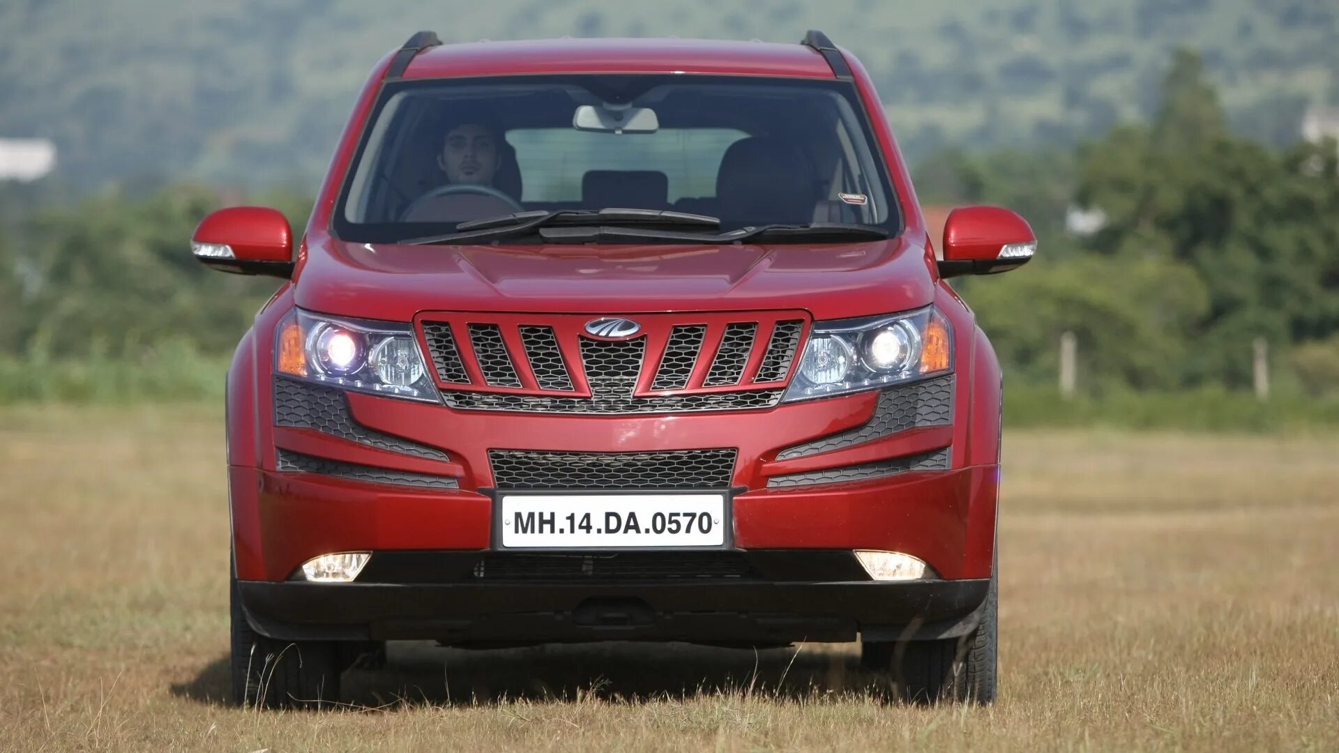 Машины до 500 тысяч рублей 2024. Mahindra xuv500. Mahindra xuv500 2019. Недорогие спортивные автомобили до 500 тысяч. Mahindra с квадратными фарами.