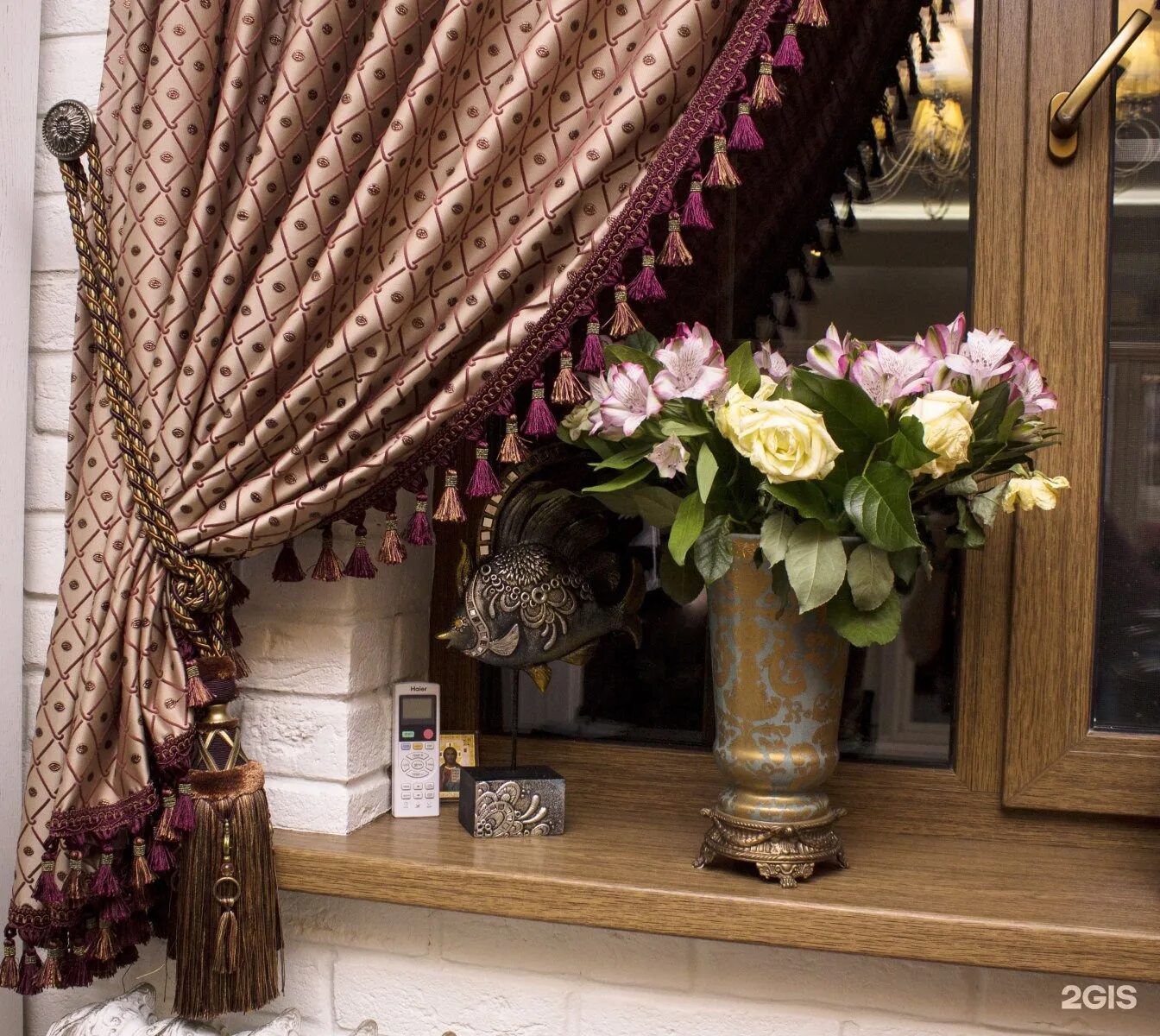 портье шторы в гостиной. льняные шторы с вышивкой. герои со шторками. модная шторница, кемерово, бульвар строителей. гардины ижевск.