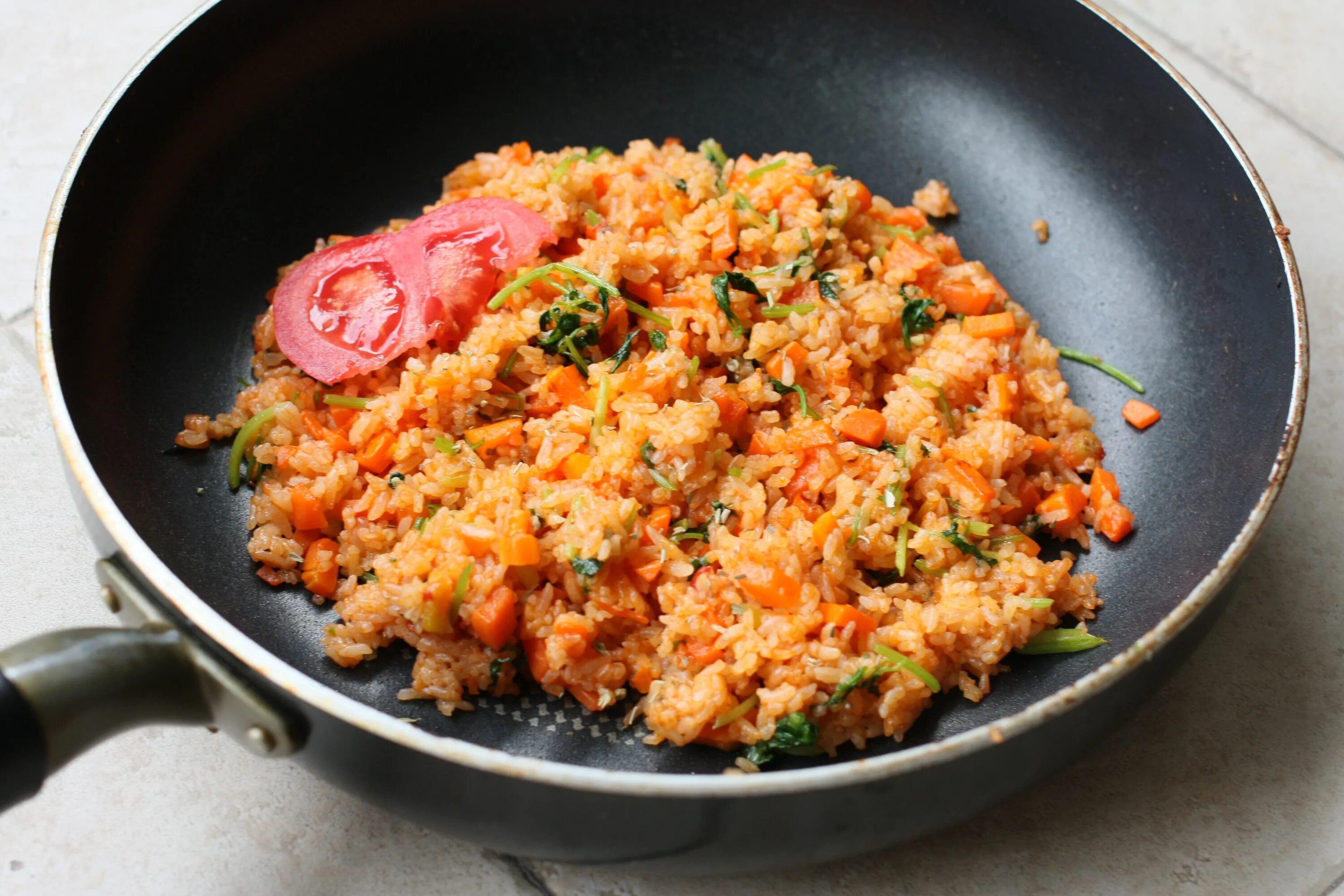 Какие блюда из риса. Fried Rice Wok. Жареный рис с овощами. Рис с томатами. Жареный рис с овощами на сковороде.