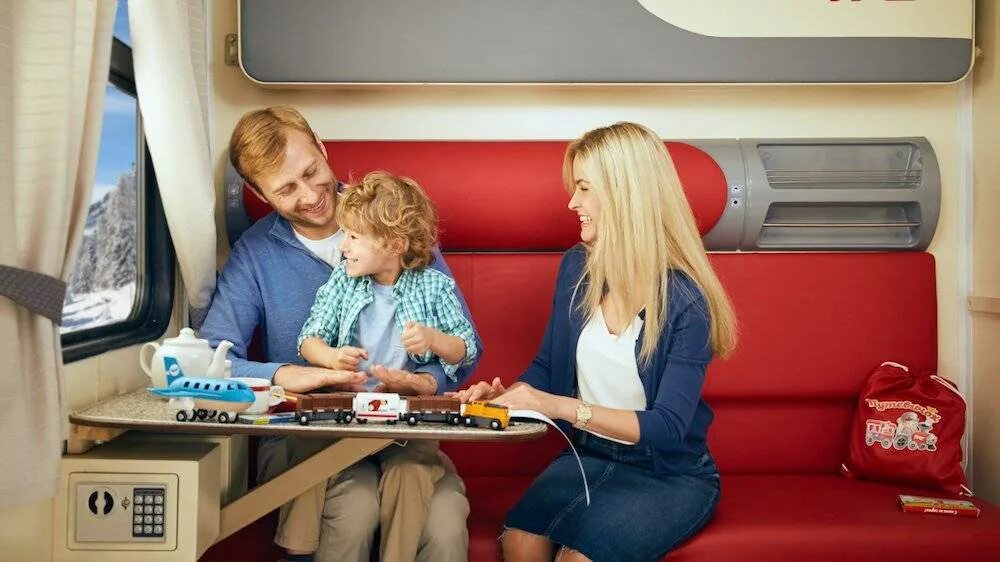 Проезд детей в россию. Семья в купе. И родители дети в поезде. Сопровождающий детей в поезде. Семья в купе поезда.