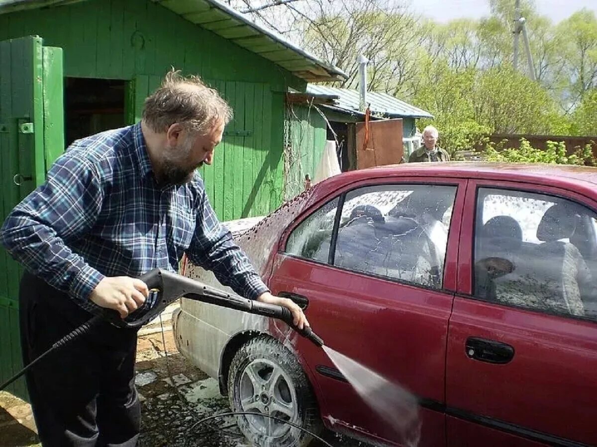 Штраф за мытье. Мытье машины на даче. Мойка машины на участке. Мойка машины на дачном участке. Дача машина.