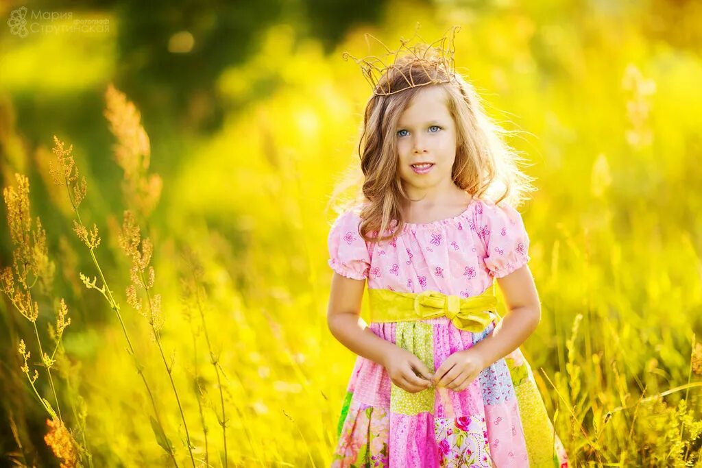 Девушка в желтом платье. Желтый розовый девочка. Желтый розовый девочка. Желтый розовый девочка. Девочка на желтом фоне.