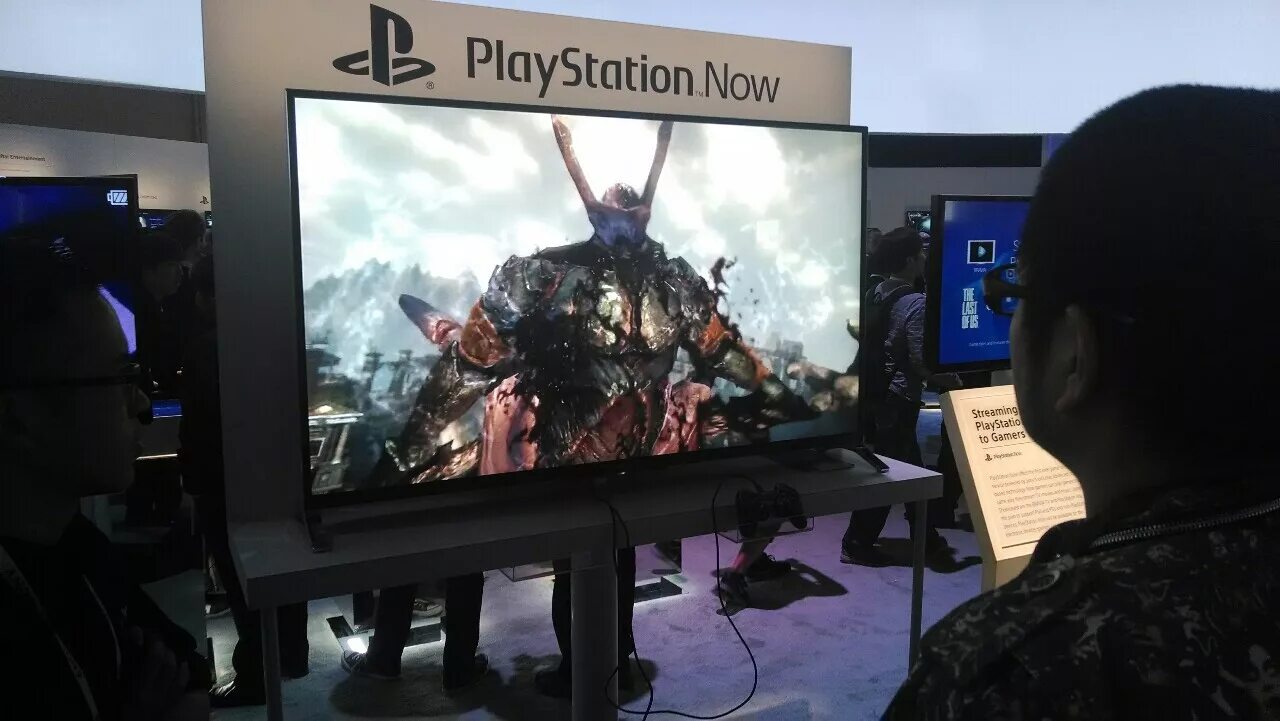 Телевизоры для сони плейстейшен 4. PLAYSTATION TV телевизор. Сони плейстейшен к телевизору. Гигантский телевизор для PLAYSTATION.