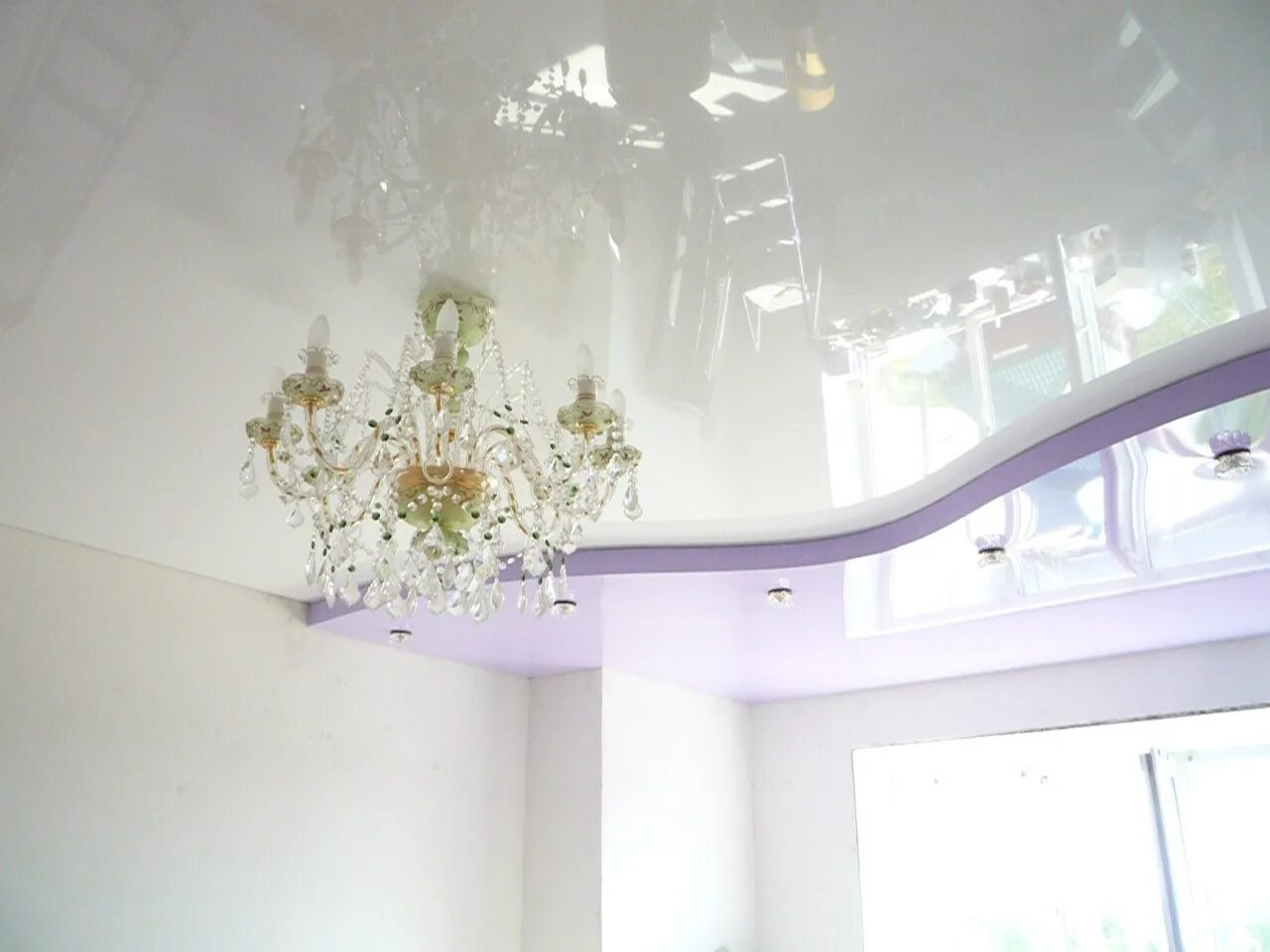 Потолок с подсветкой. Двухъярусные натяжные потолки. Глянцевые потолки. Натяжные потолки обычные. Парящий потолок с люстрой.