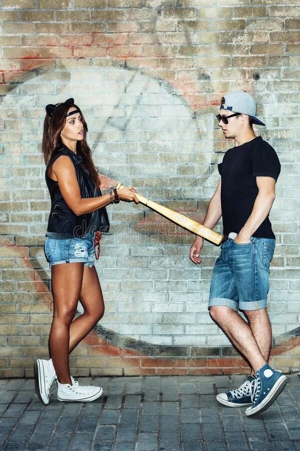 Босые фотомодели. Девочки во дворе. Ты моя хулиганка. Девушка хулиганка брюнетка. Она чистит манго босая хулиганка.