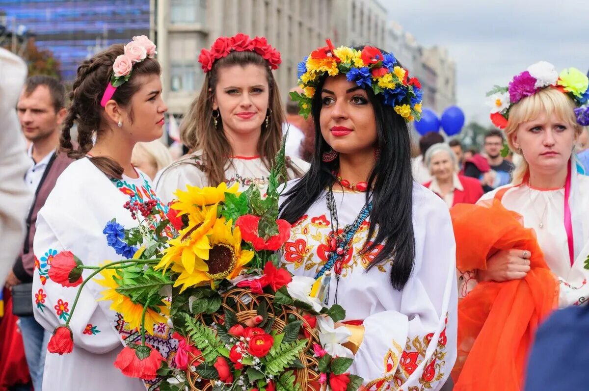 Современную украинскую. Украинцы в вышиванках. Вышиванок праздник. День вышиванки. Нация Украинка.