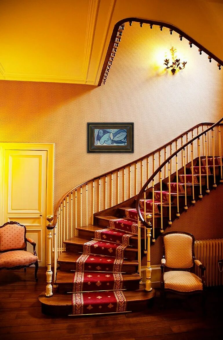 Холл с лестницей. Едят на лестнице. Золотая рамка ручной работы в холле с лестницей. Чтоб там была лестница.