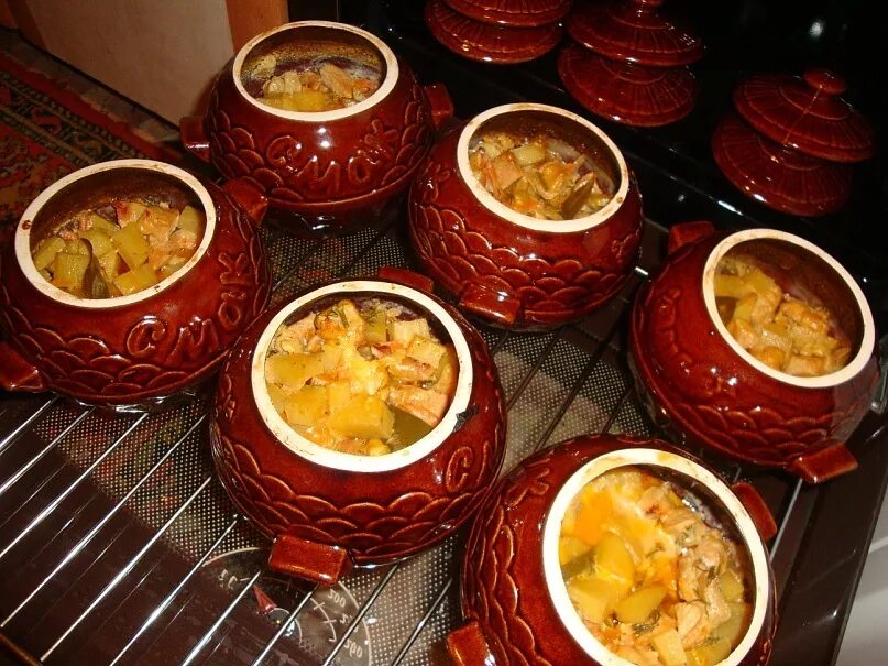 Жаркое в горшочках с мясом. Картошечка в горшочках в духовке. Жаркое в горшочках из теста в духовке. Рецепт горшочки в духовке видео. Рецепт горшочки в духовке видео.