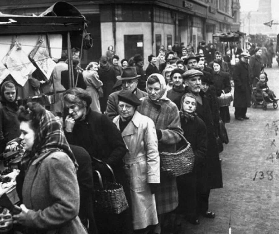 Блокада Ленинграда 1941 очередь за хлебом. Германия 1939 год. Очереди в блокадном Ленинграде. Очереди за продуктами в блокаду.