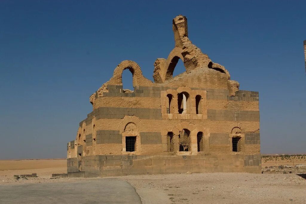 Каср абу-хади. Дворец шейха qasr al watan. Кузнецов артём александрович каср компани. Каср компани. Ливийские архитектурные сооружения.